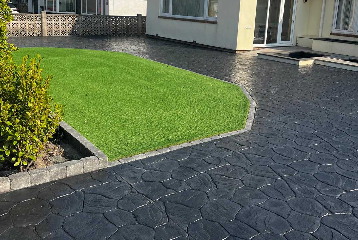 Before - Tired garden area